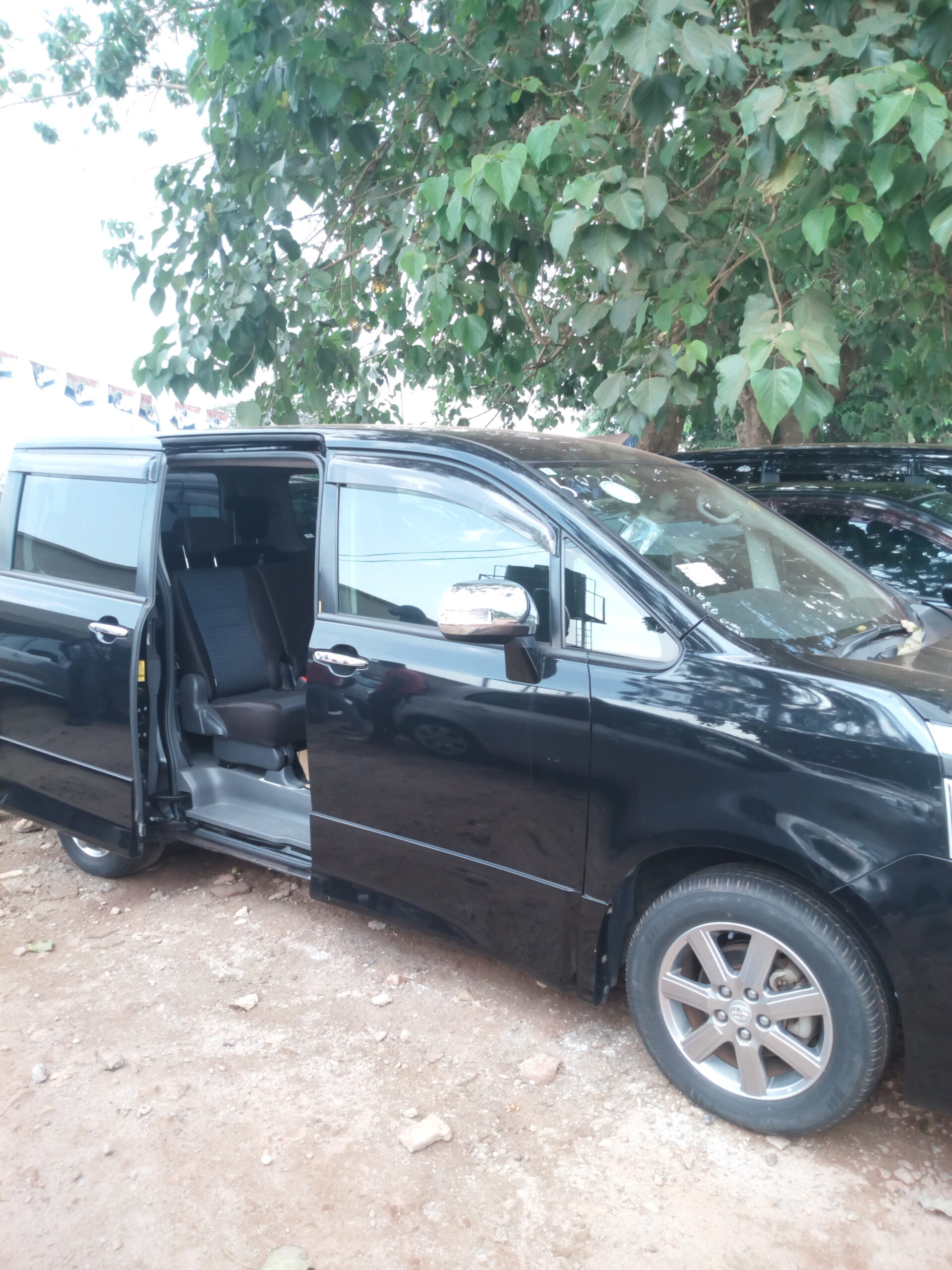
								Toyota Voxy Minivan full									