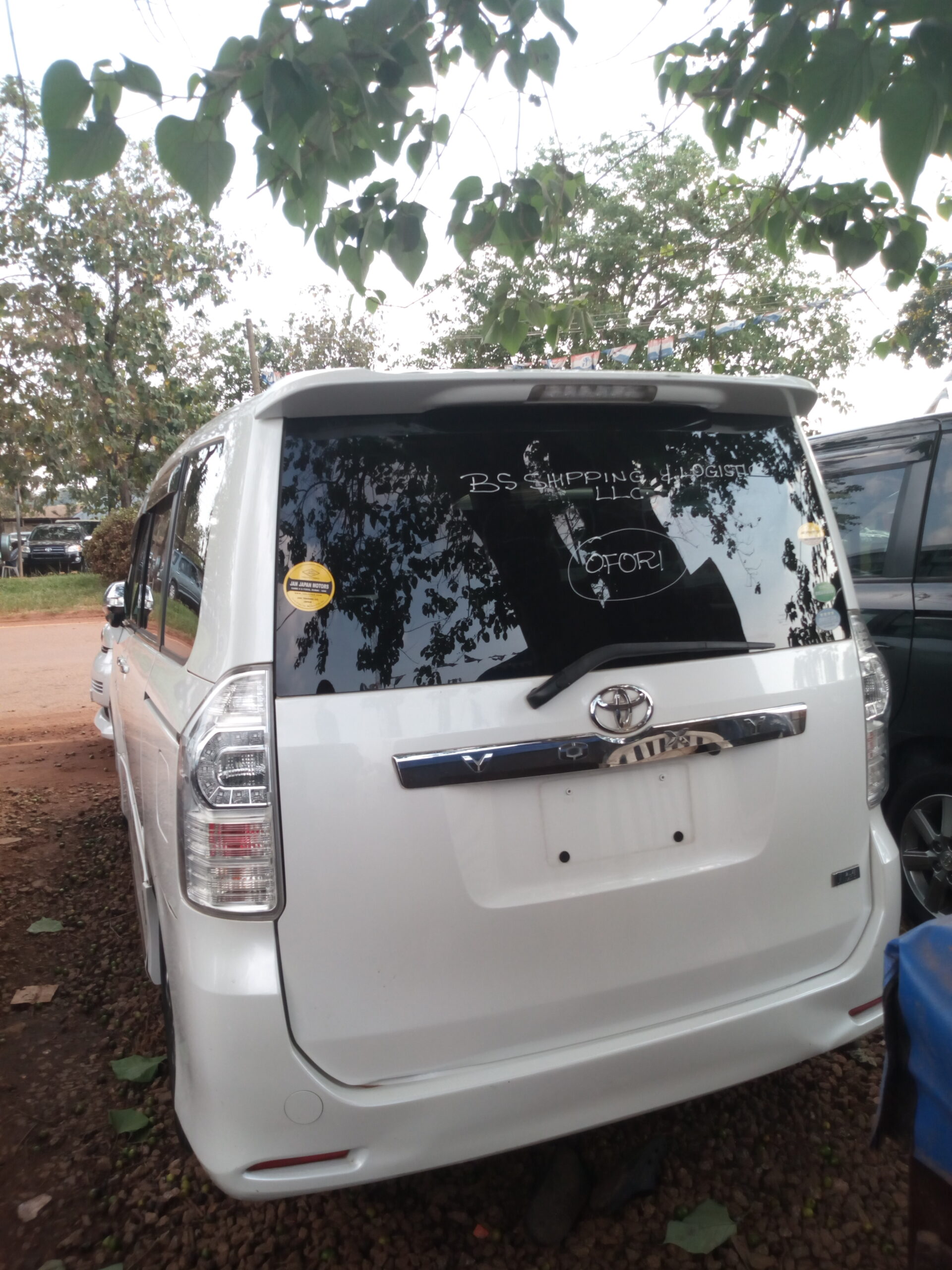 
								Toyota Voxy Minivan full									