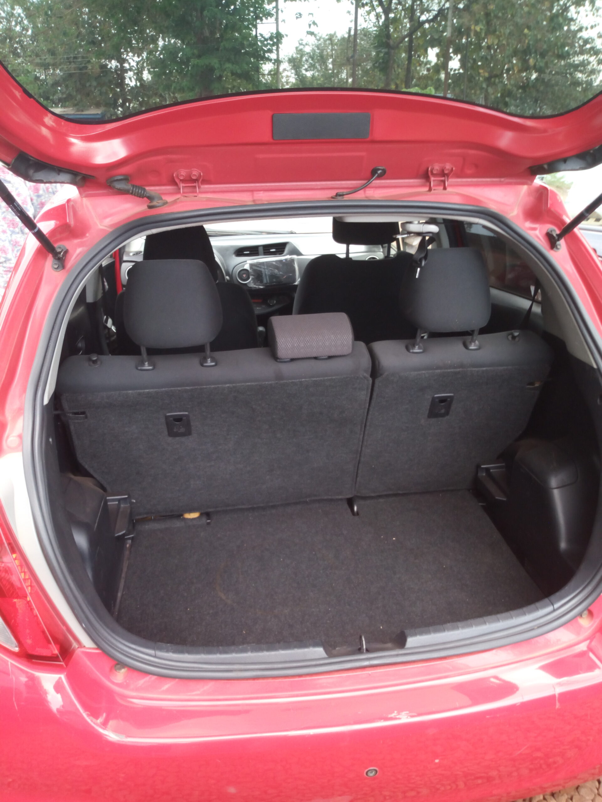 
								Toyota Vitz (red) full									