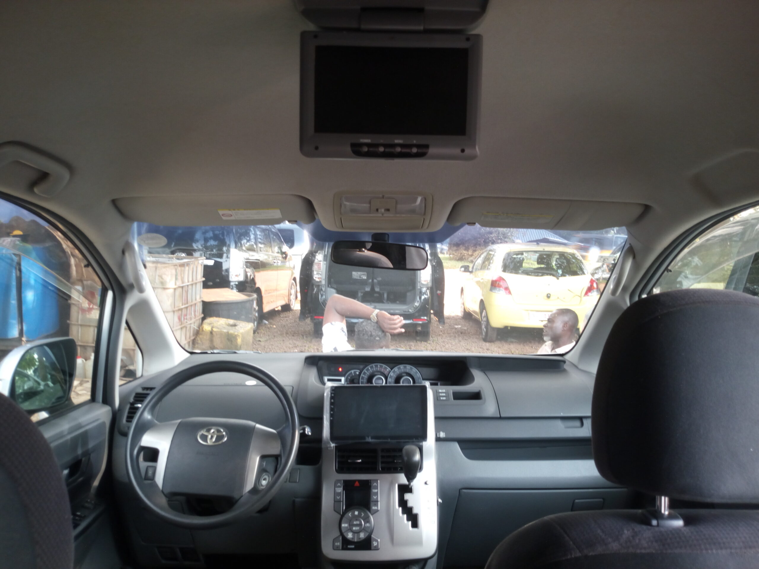
								Toyota Voxy Minivan full									