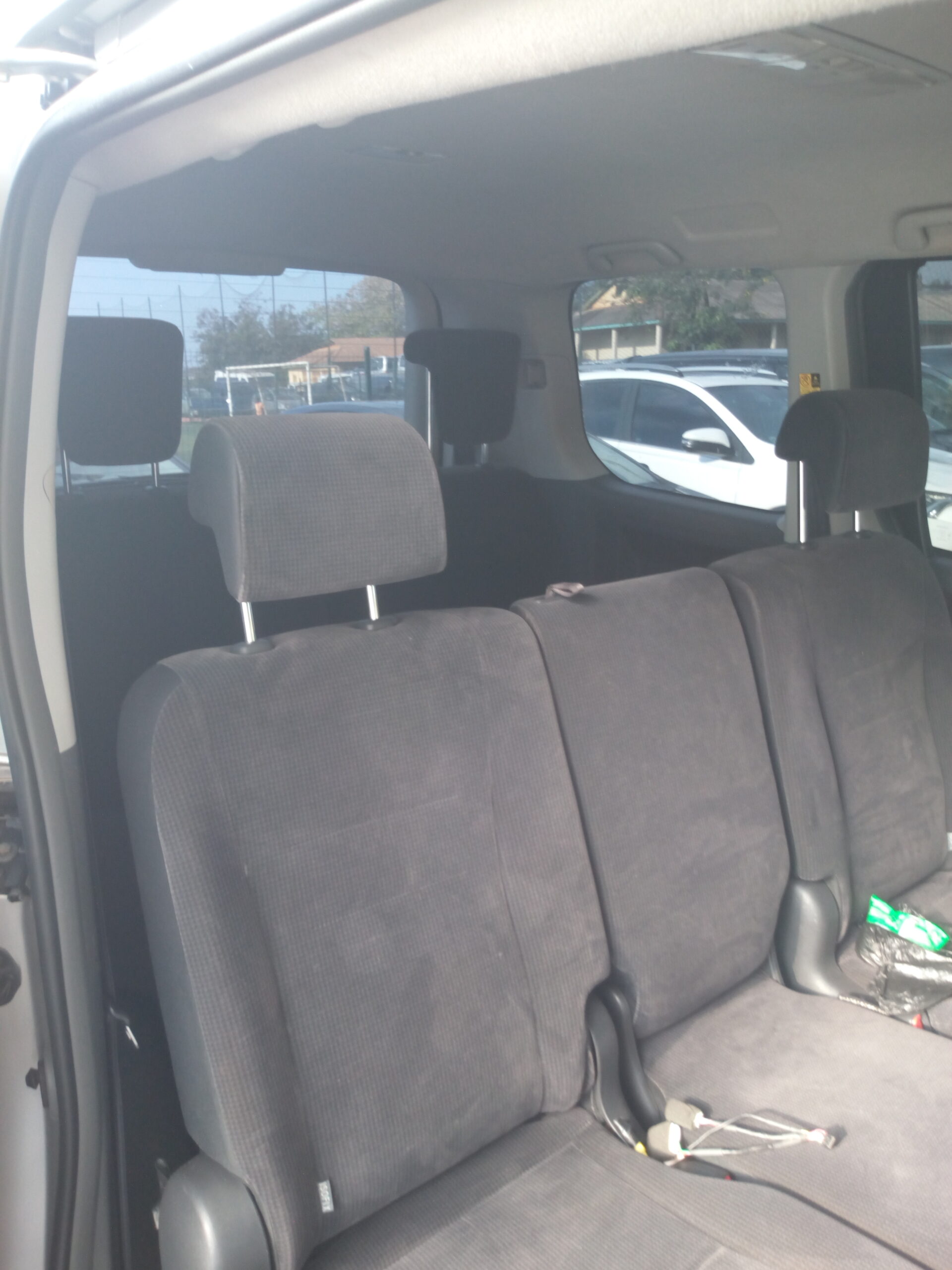 
								Toyota Voxy Minivan full									