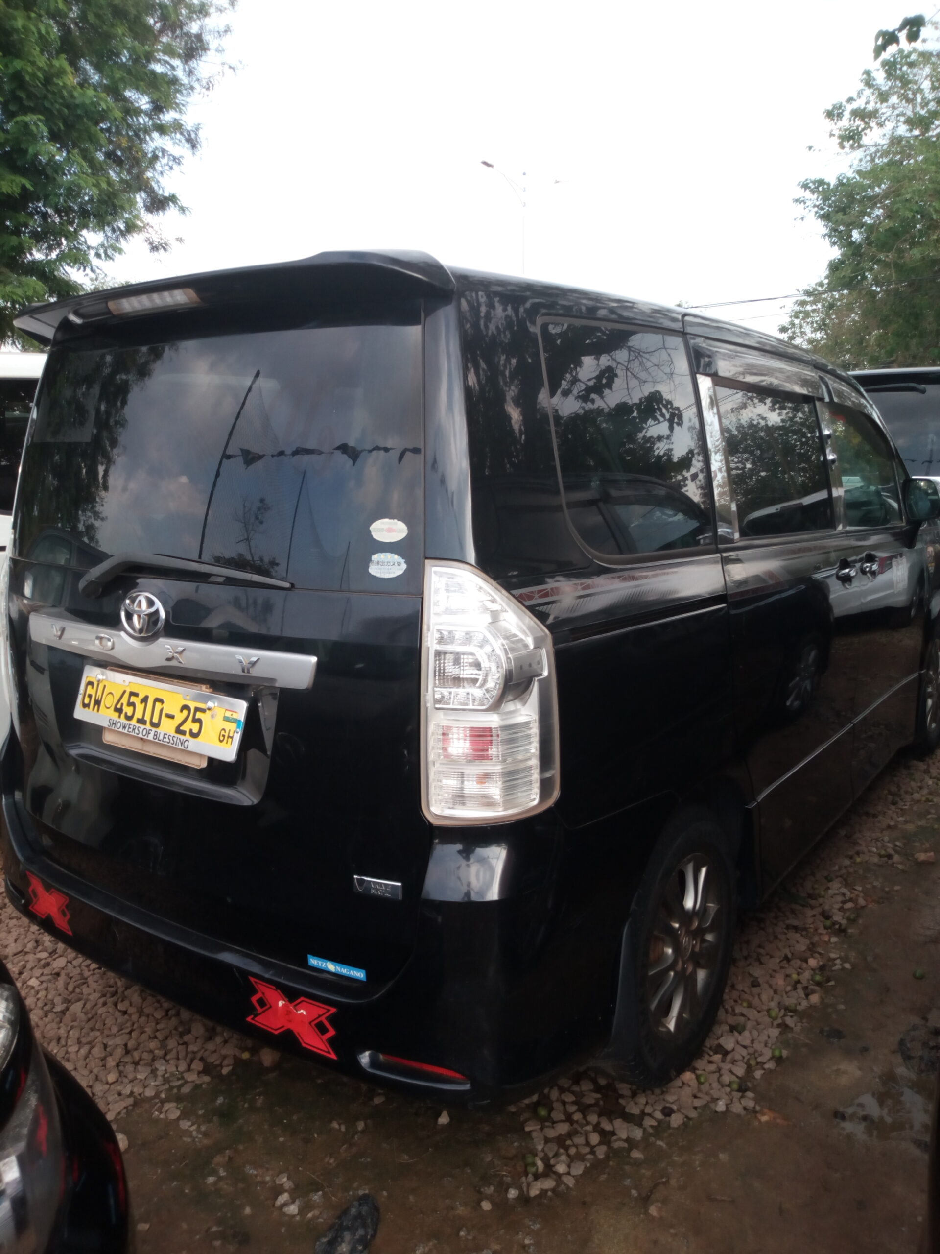 
								Toyota Voxy Minivan full									