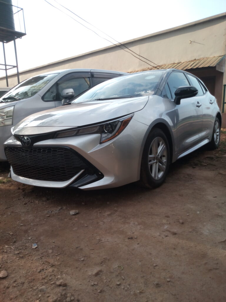 2019–2023 Toyota Corolla Hatchback (Silver, Black Roof)